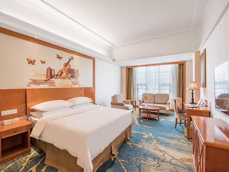 Deluxe King Room photo 2