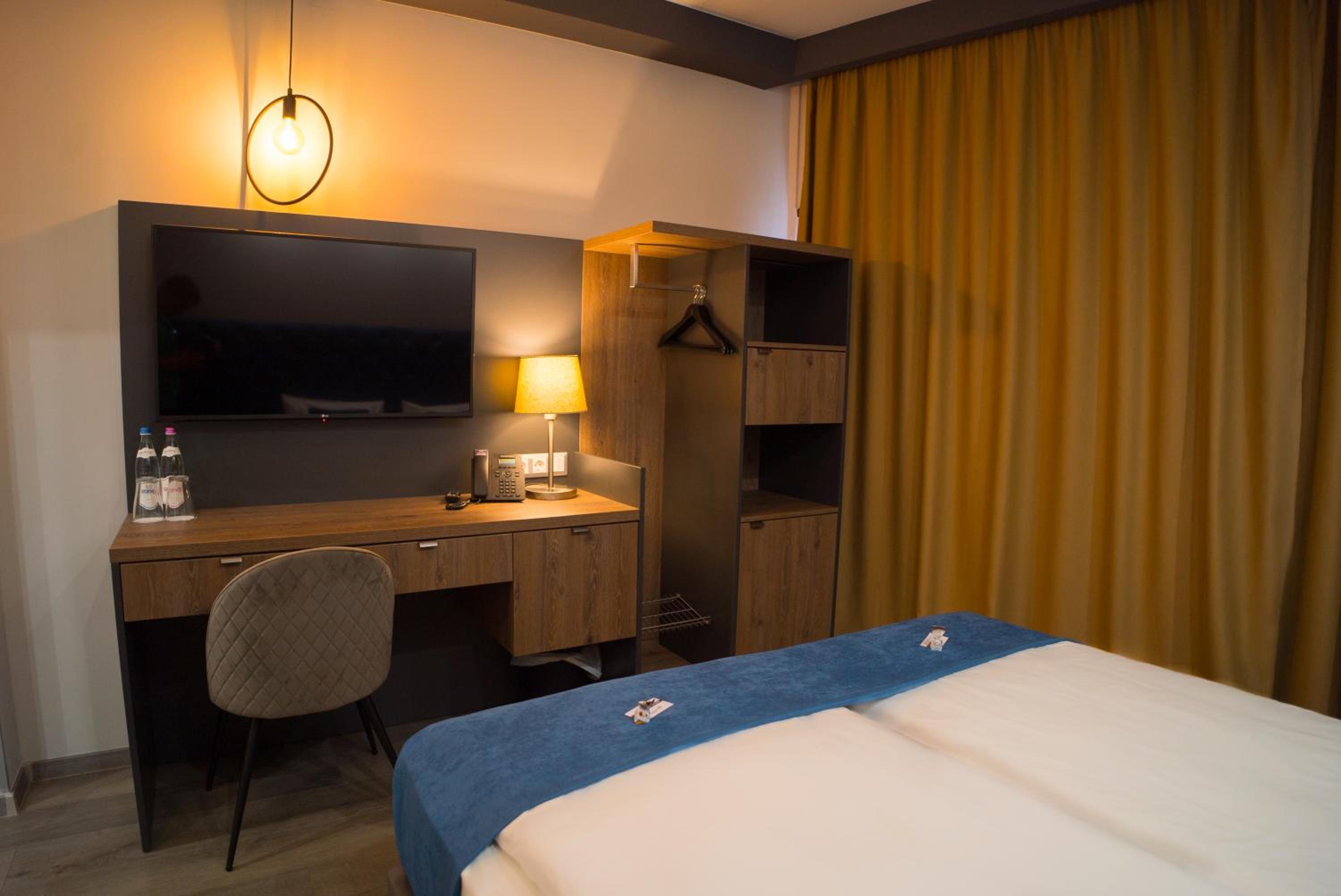 Standard Queen Room - Photo 6
