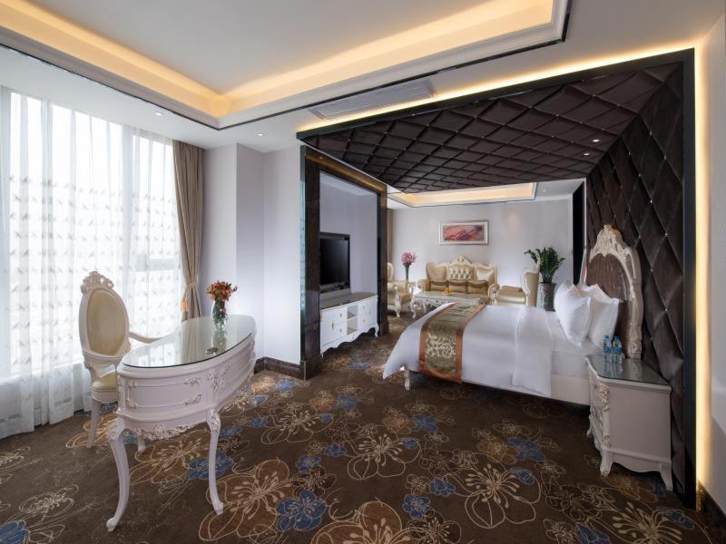 Deluxe King Room - Photo 1