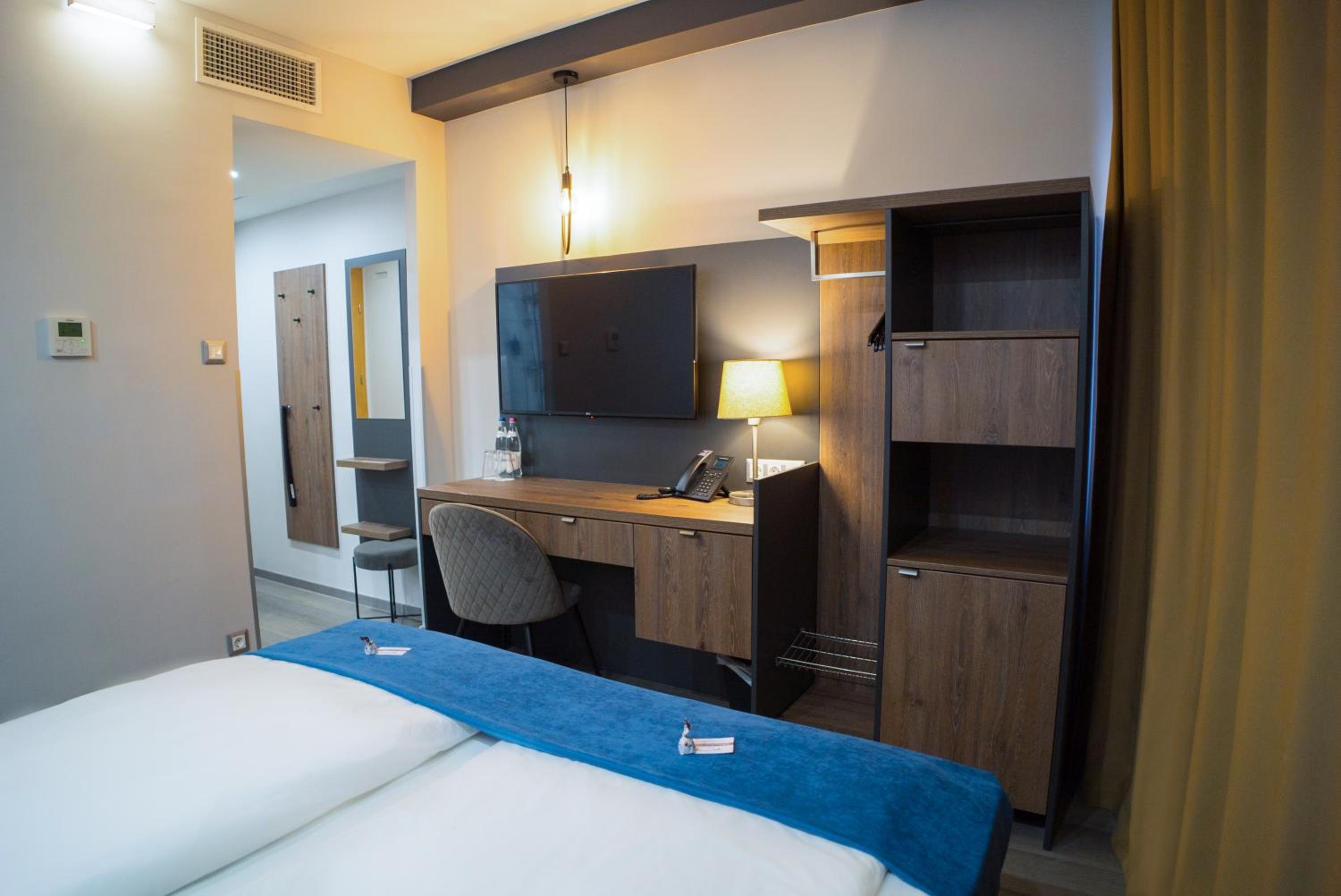 Standard Queen Room - Photo 7