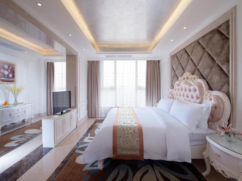 Deluxe King Room - Photo 5