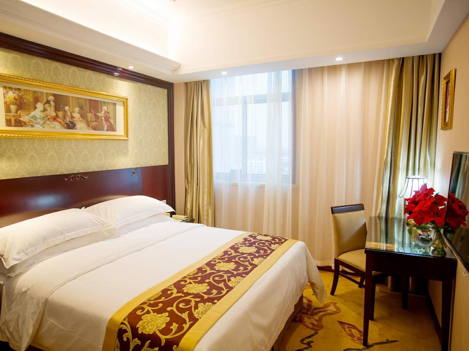 Deluxe King Room photo 1