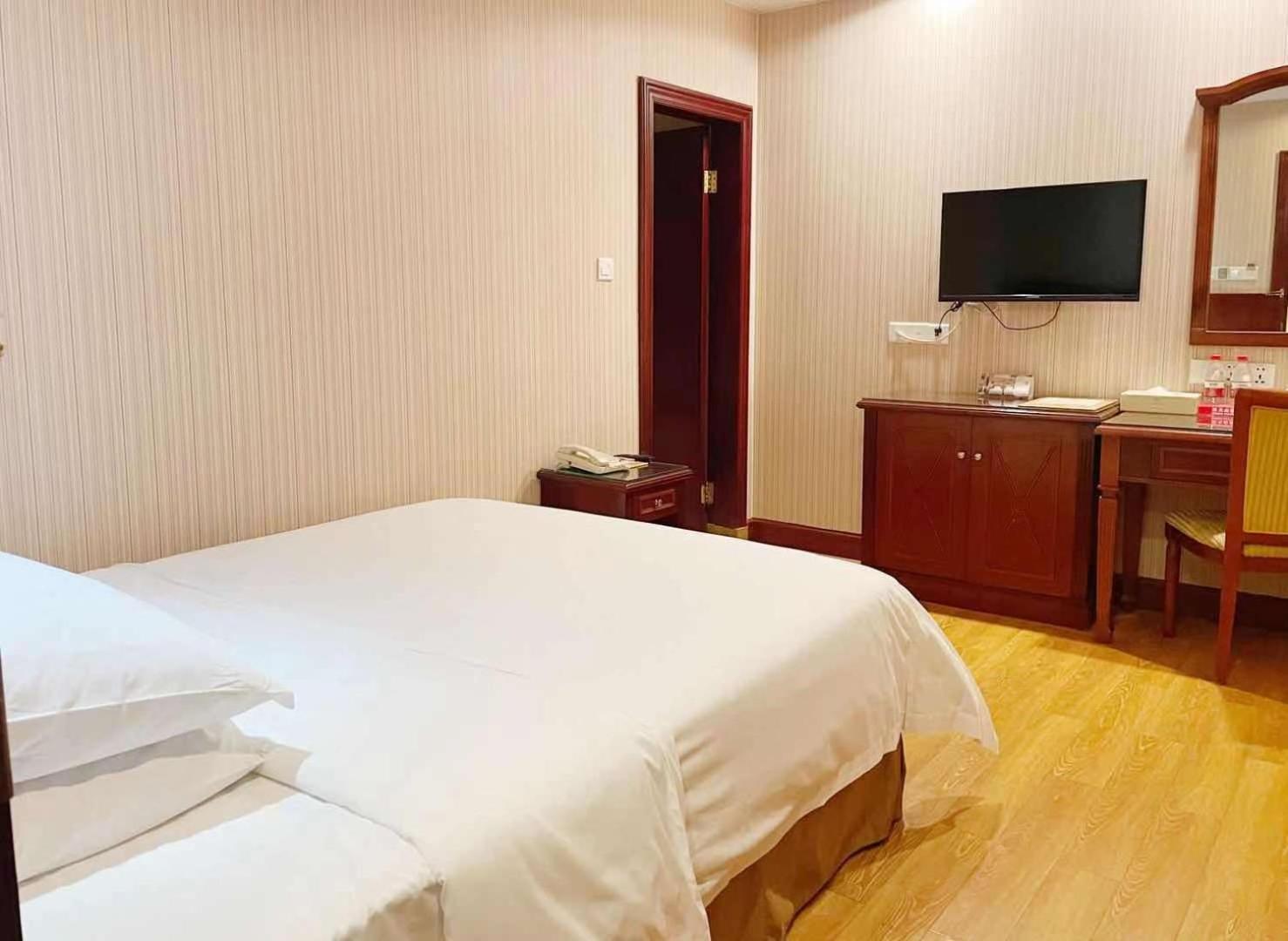 Standard King Room photo 2