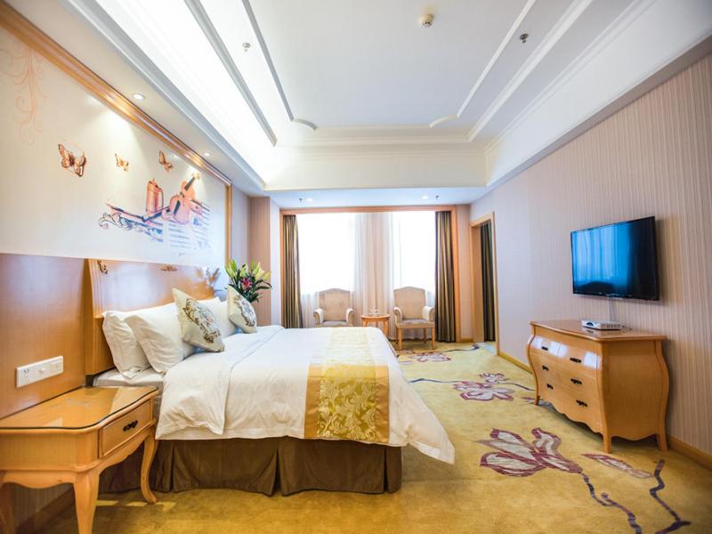 Suite with Mah-jongg Table