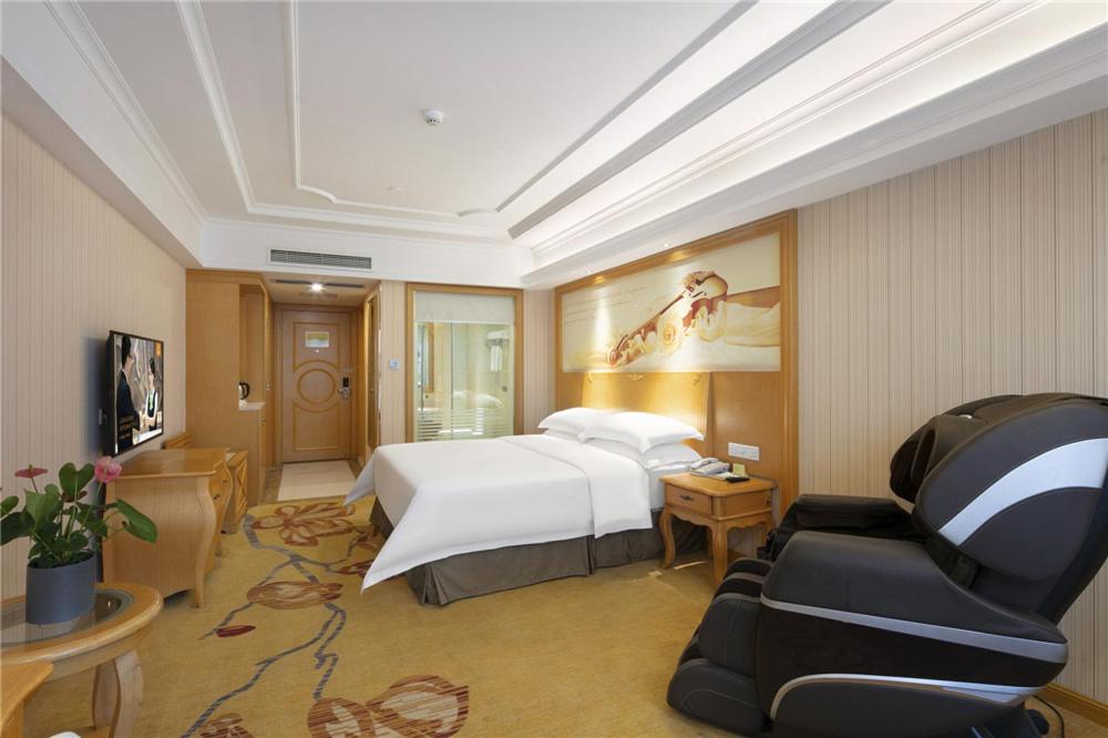 Deluxe King Room photo 2