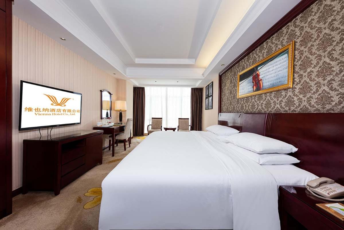 Deluxe King Room photo 2