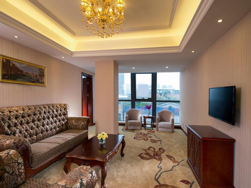 Suite with Mah-jongg Table