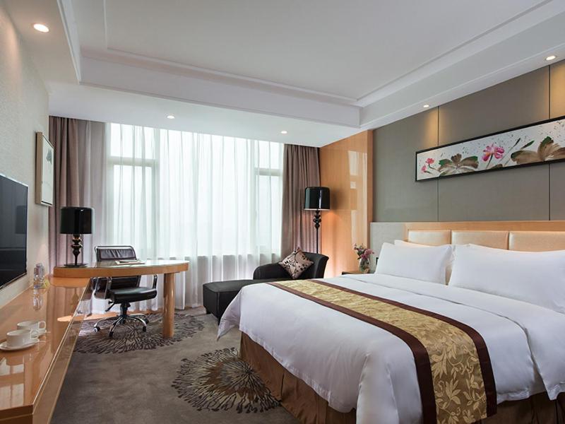 Deluxe King Room photo 2