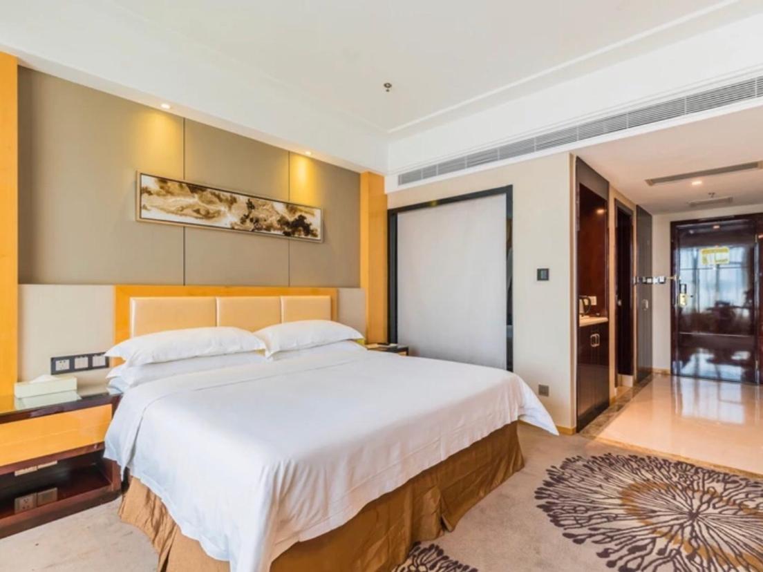 Deluxe King Room photo 1