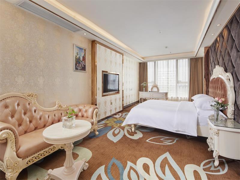 Deluxe King Room - Photo 2