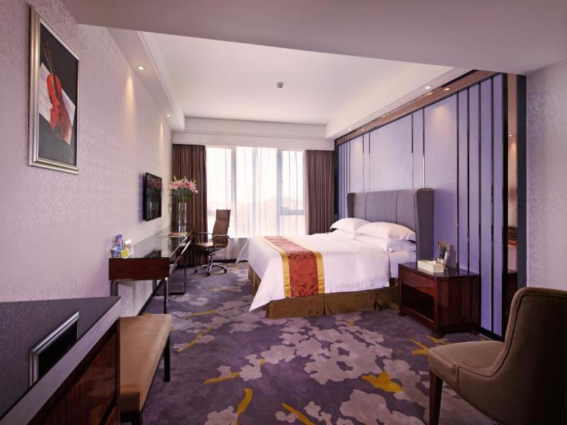 Deluxe King Room - Photo 4