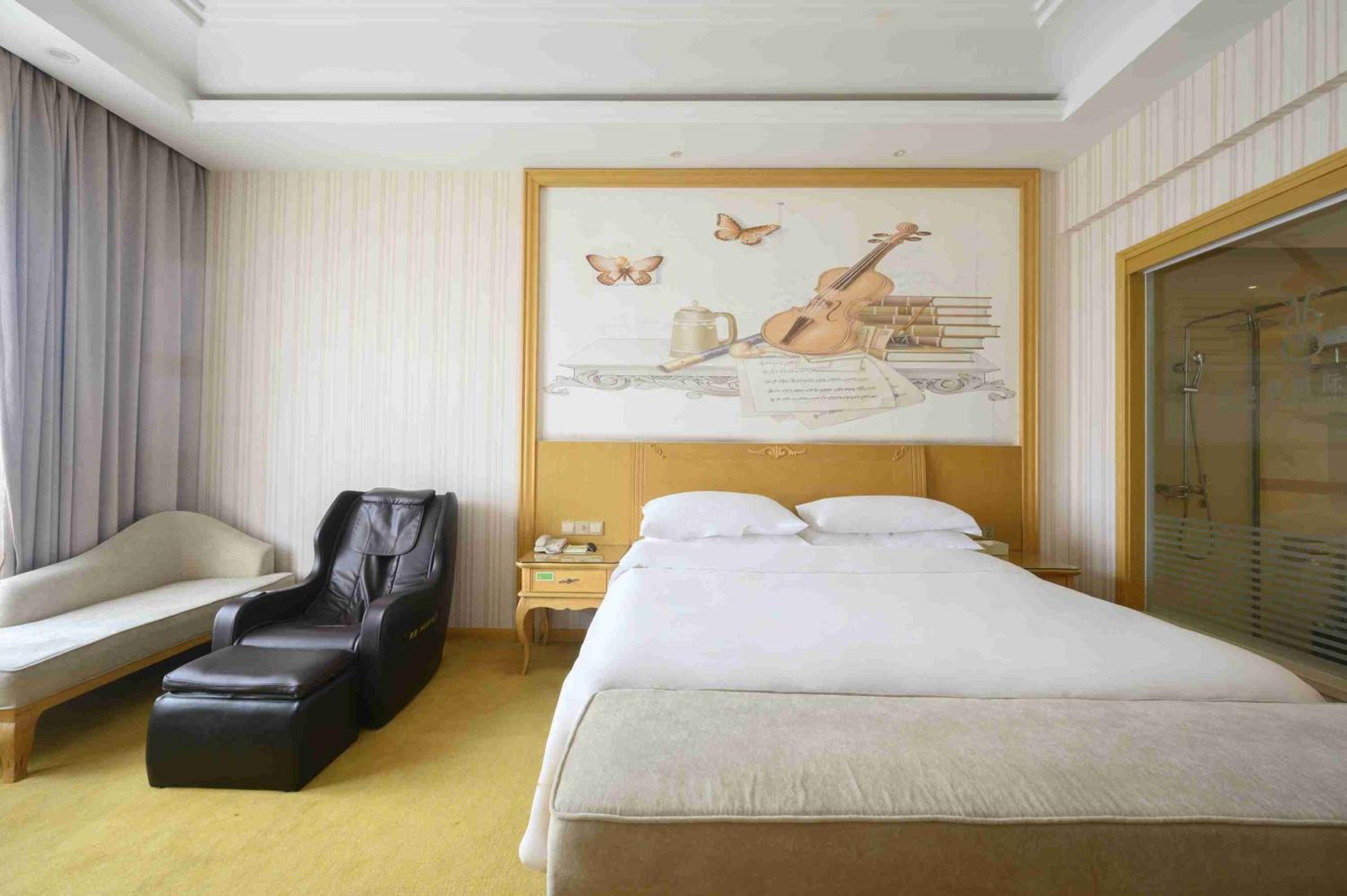 Deluxe King Room photo 3