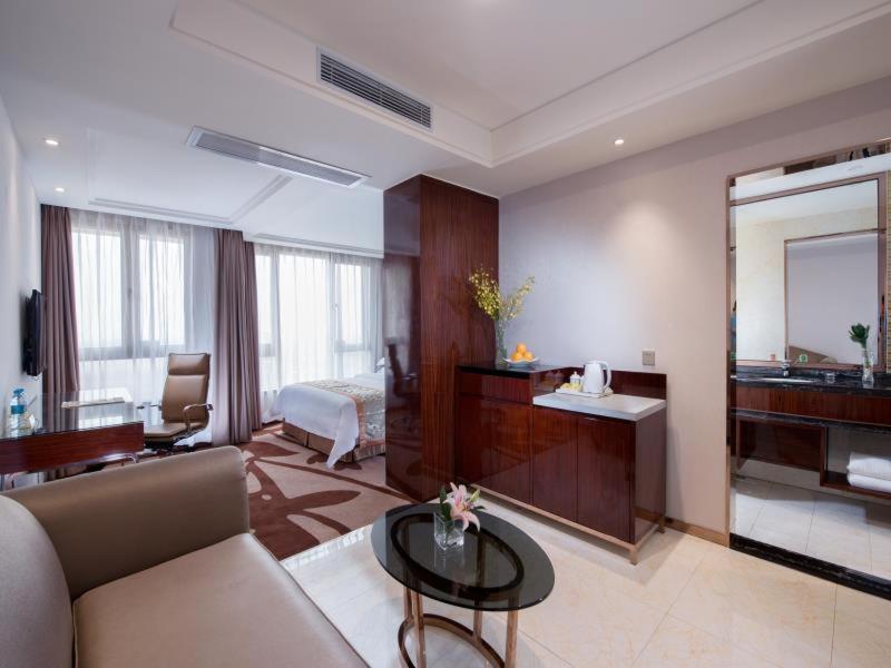Deluxe King Room - Photo 3