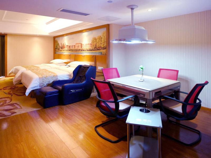 Deluxe Family Room