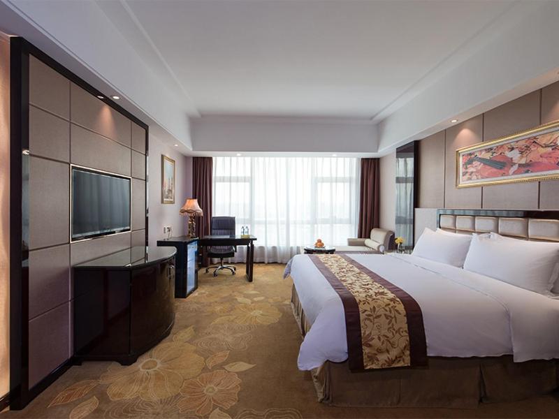 Deluxe King Room photo 1