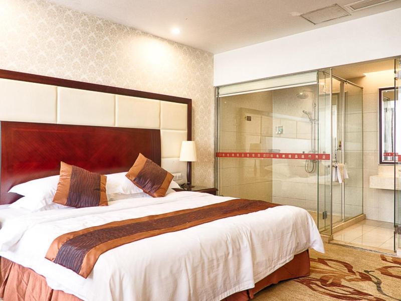 Deluxe King Room photo 3