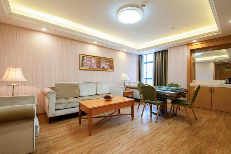 Suite with Mah-jongg Table photo 1