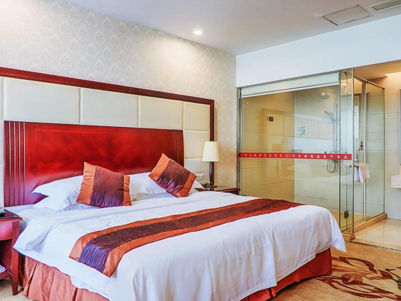 Deluxe King Room photo 2