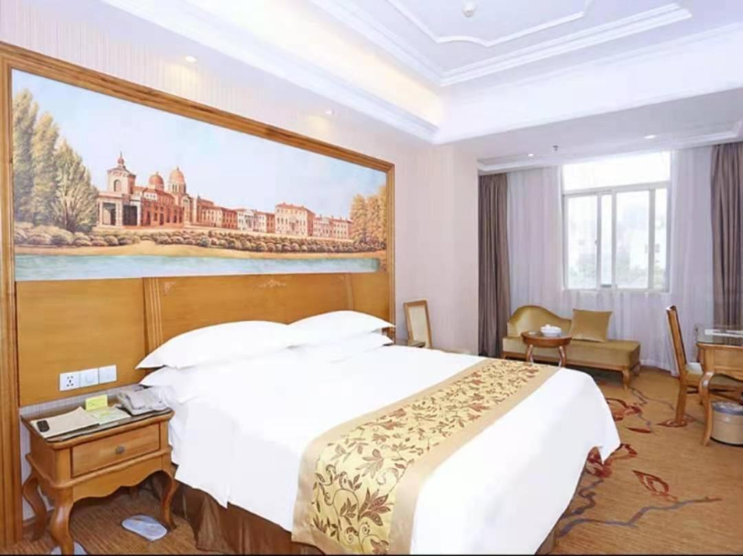 Deluxe King Room photo 1