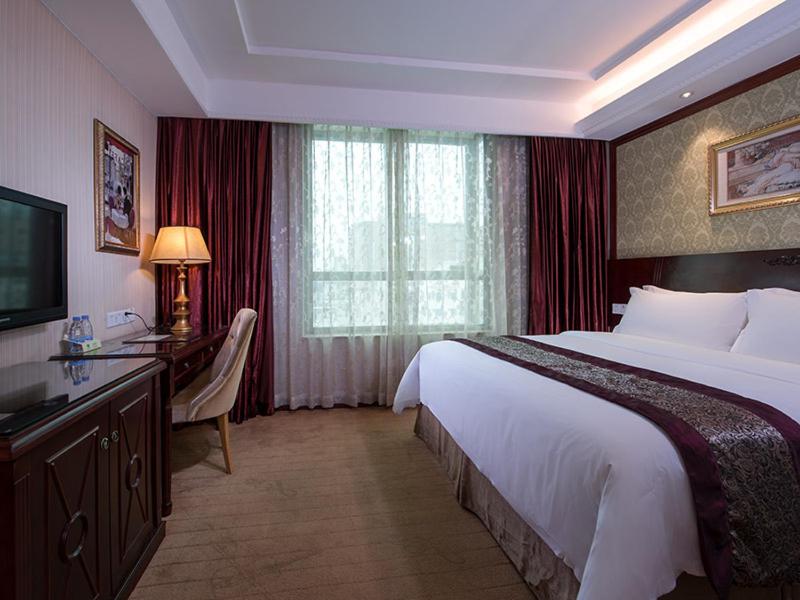 Standard King Room photo 2