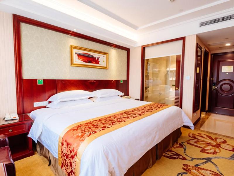 Deluxe King Room photo 2