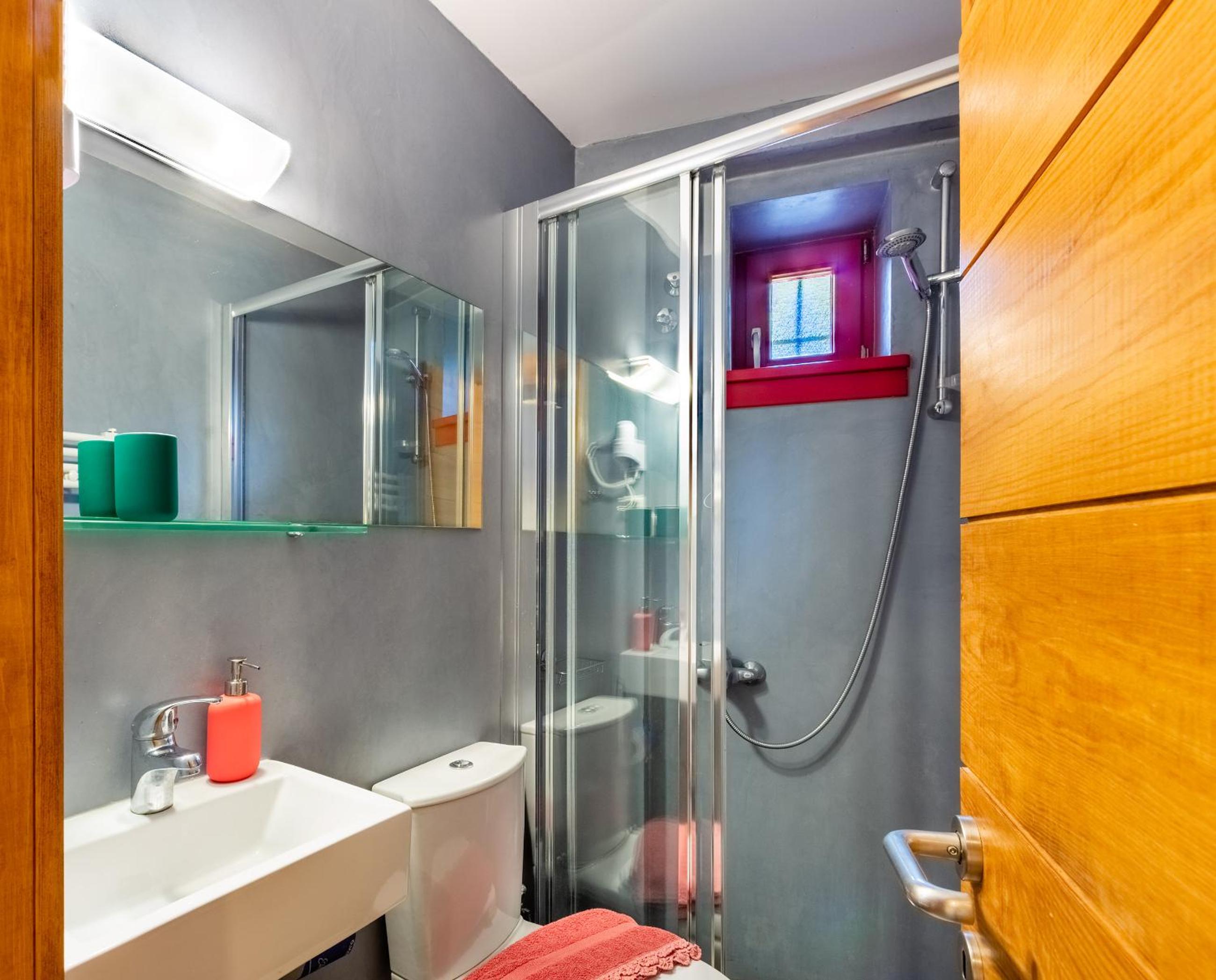 Quadruple Room with Private Bathroom - Photo 14