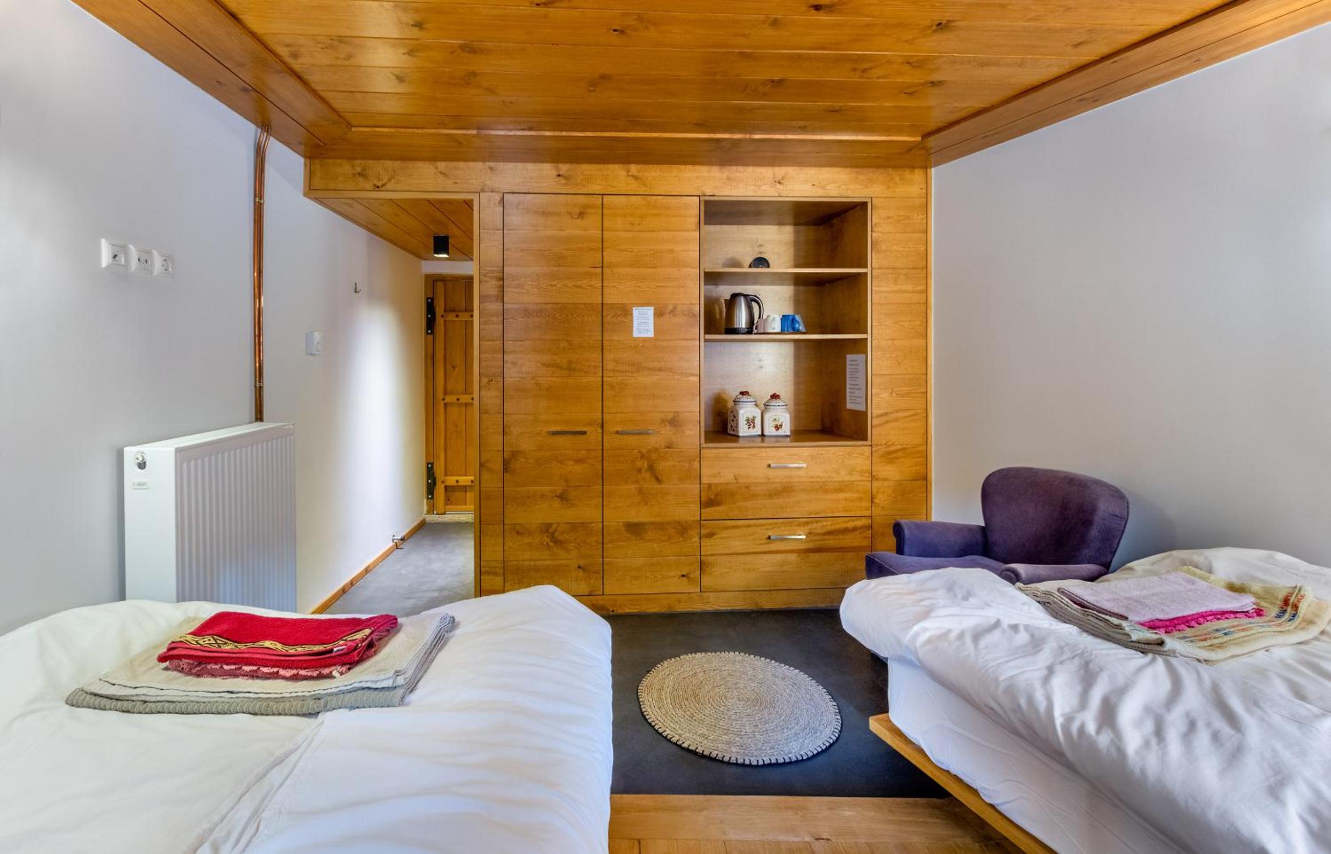 Quadruple Room with Private Bathroom - Photo 2