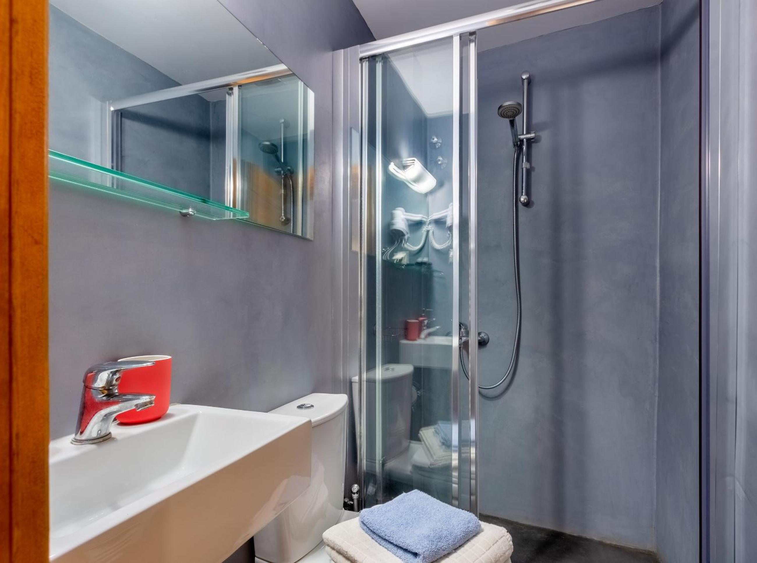Quadruple Room with Private Bathroom - Photo 4