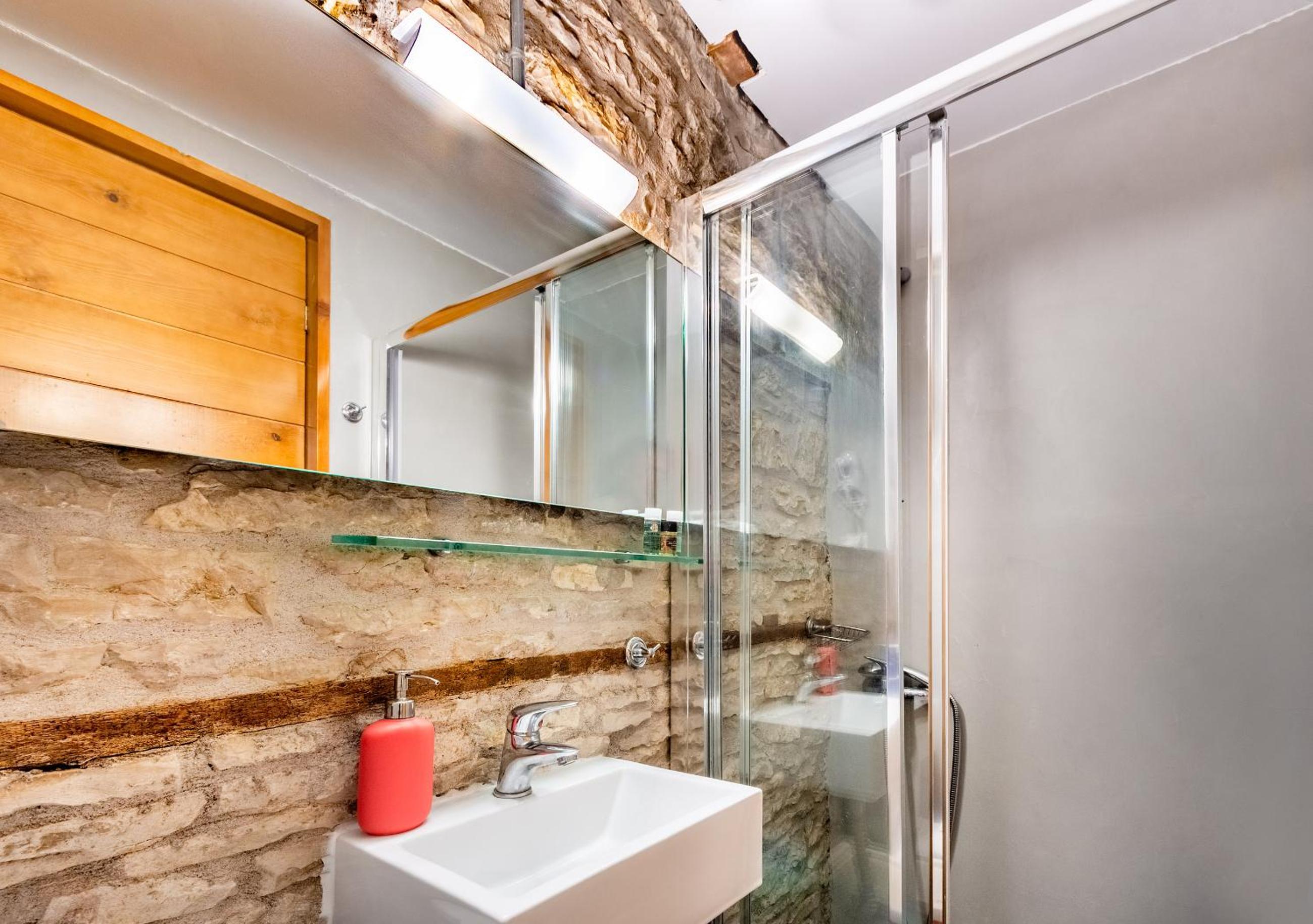 Triple Room with Private Bathroom - Photo 4