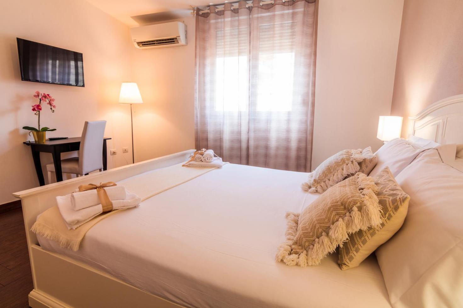 Classic Double Room - Photo 13