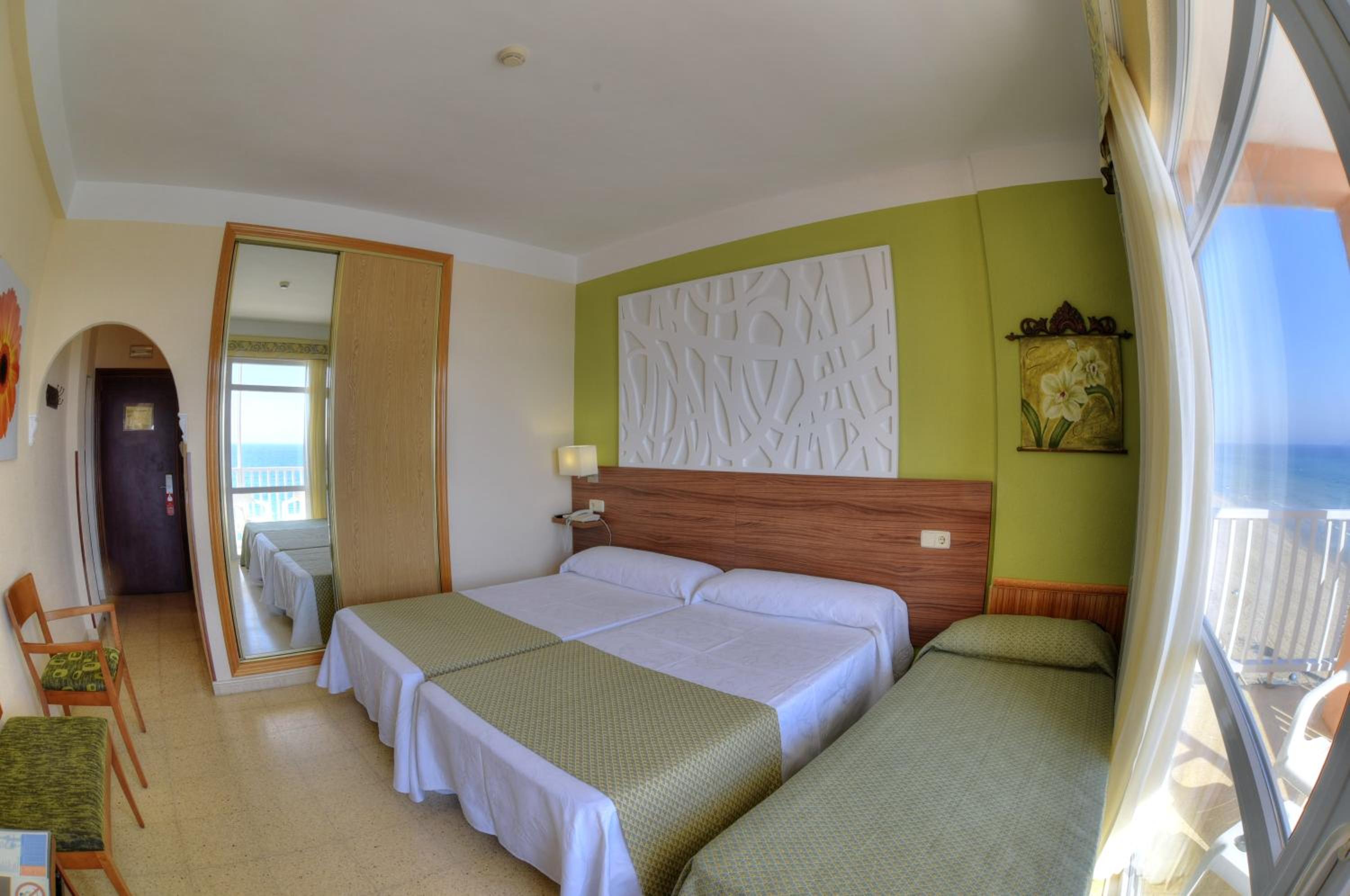 Habitación Doble con cama supletoria (2 adultos + 1 niño)