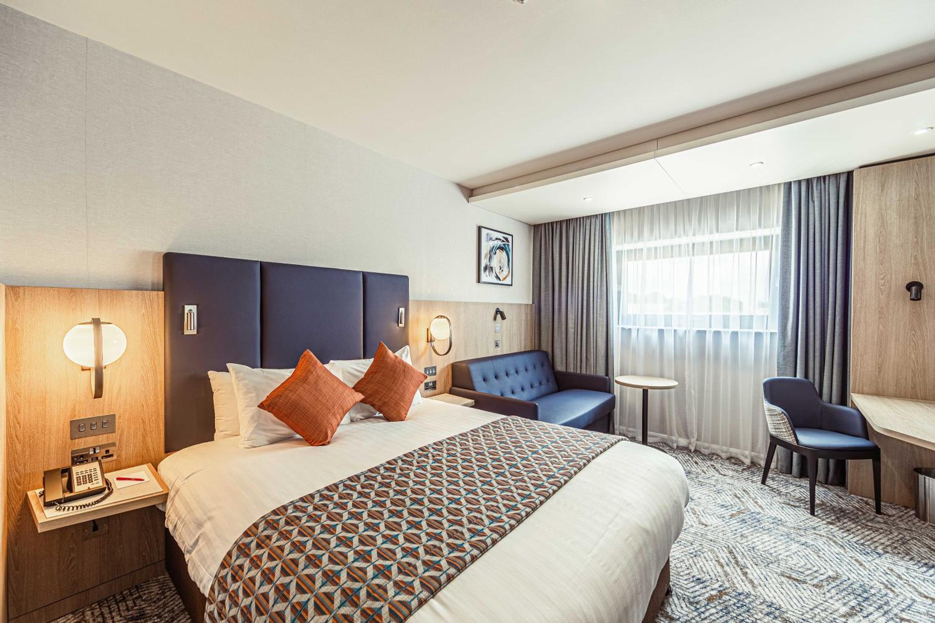 Standard Queen Room with Sofa Bed - Photo 3