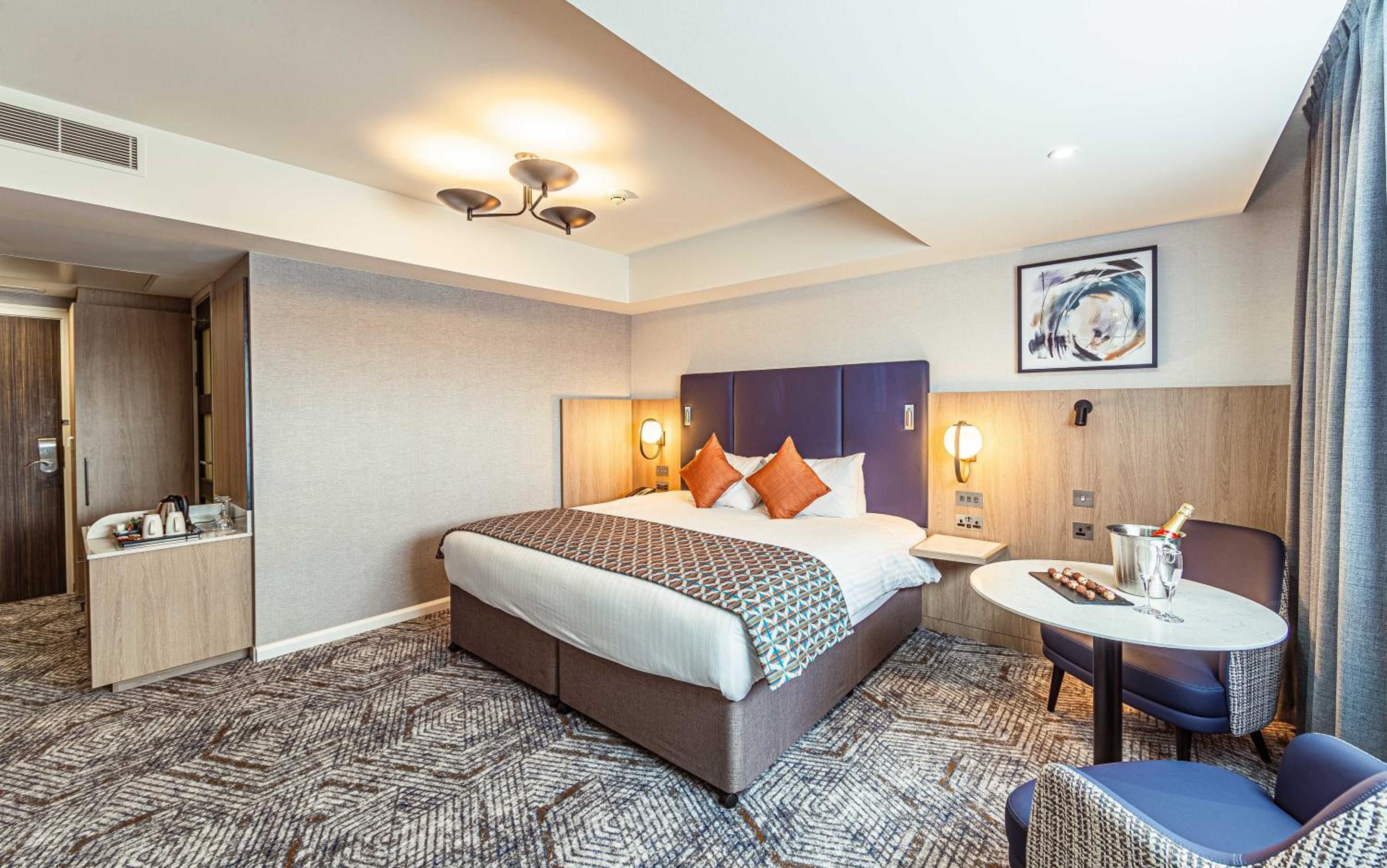 Junior Suite with Emperor Bed - Photo 1