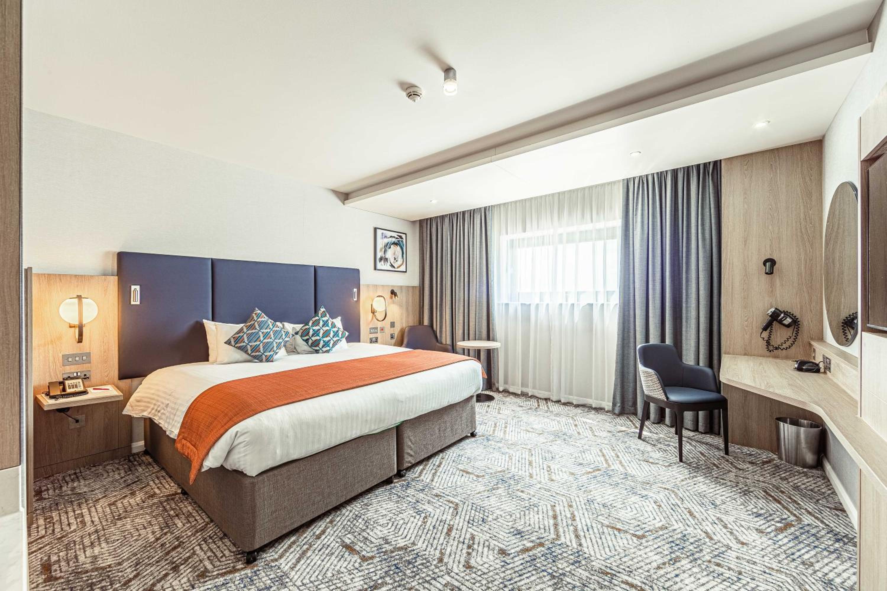 Junior Suite with Emperor Bed - Photo 3