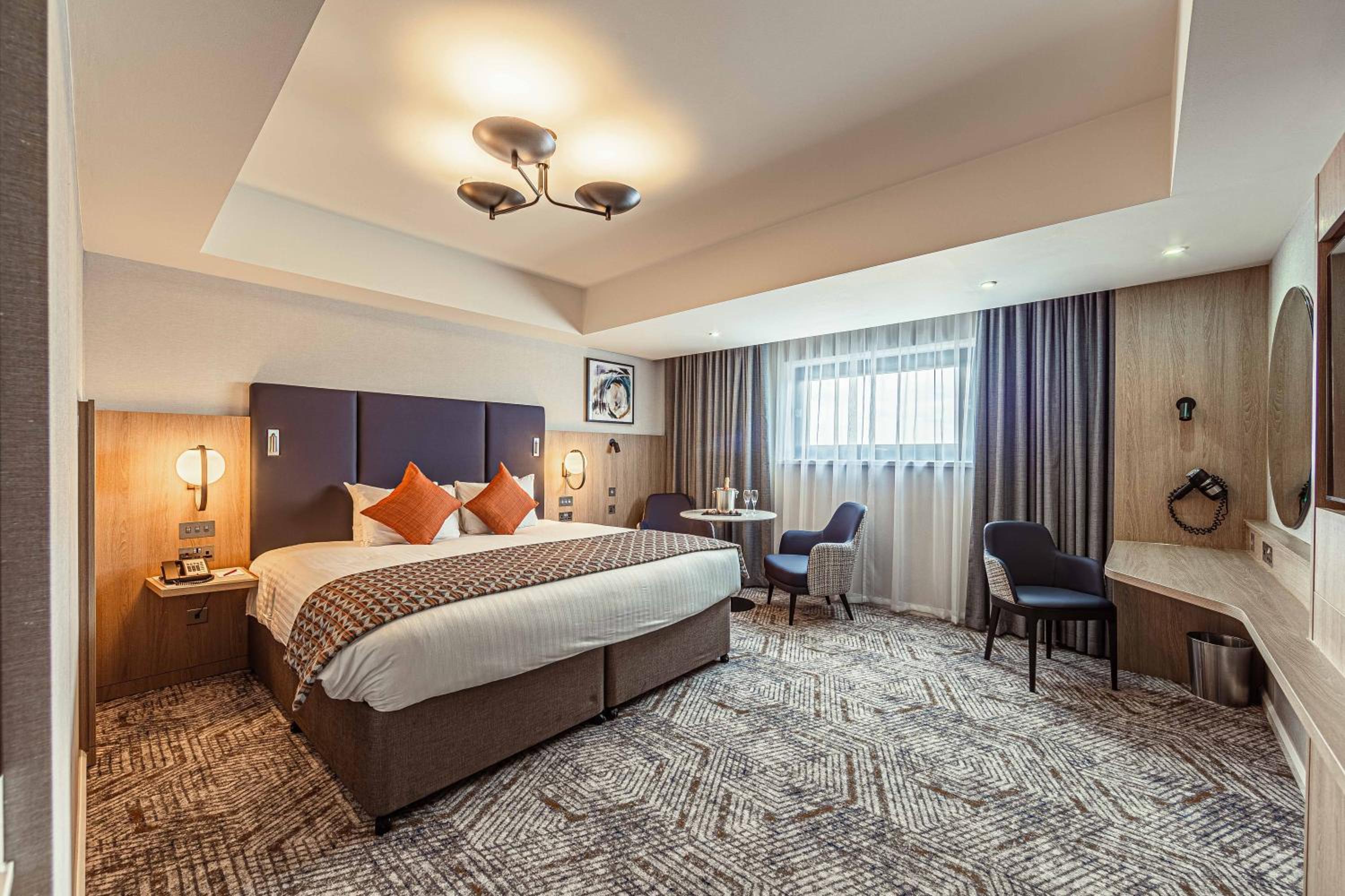 Junior Suite with Emperor Bed - Photo 4