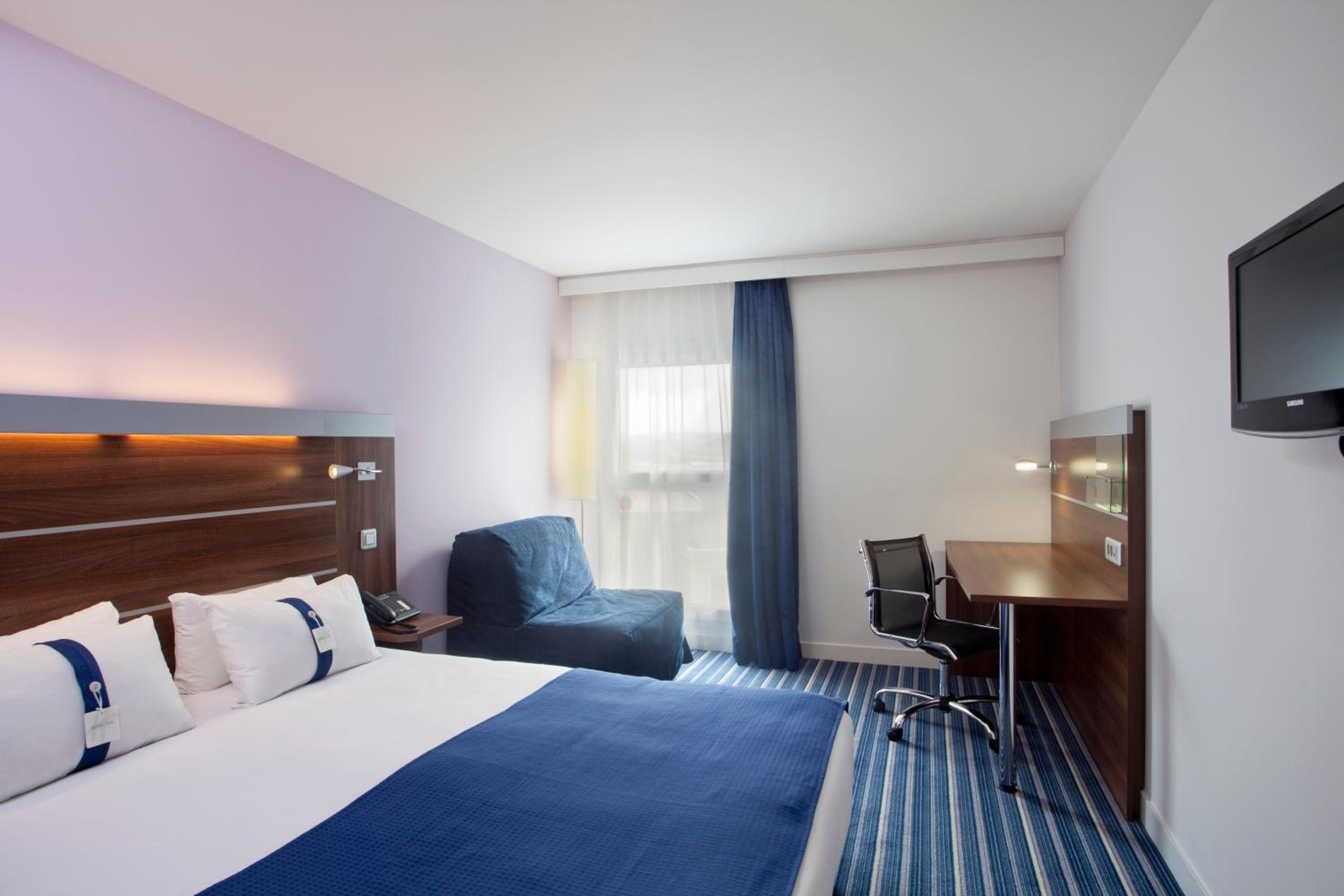 Standard Queen Room With Single Sofa Bed