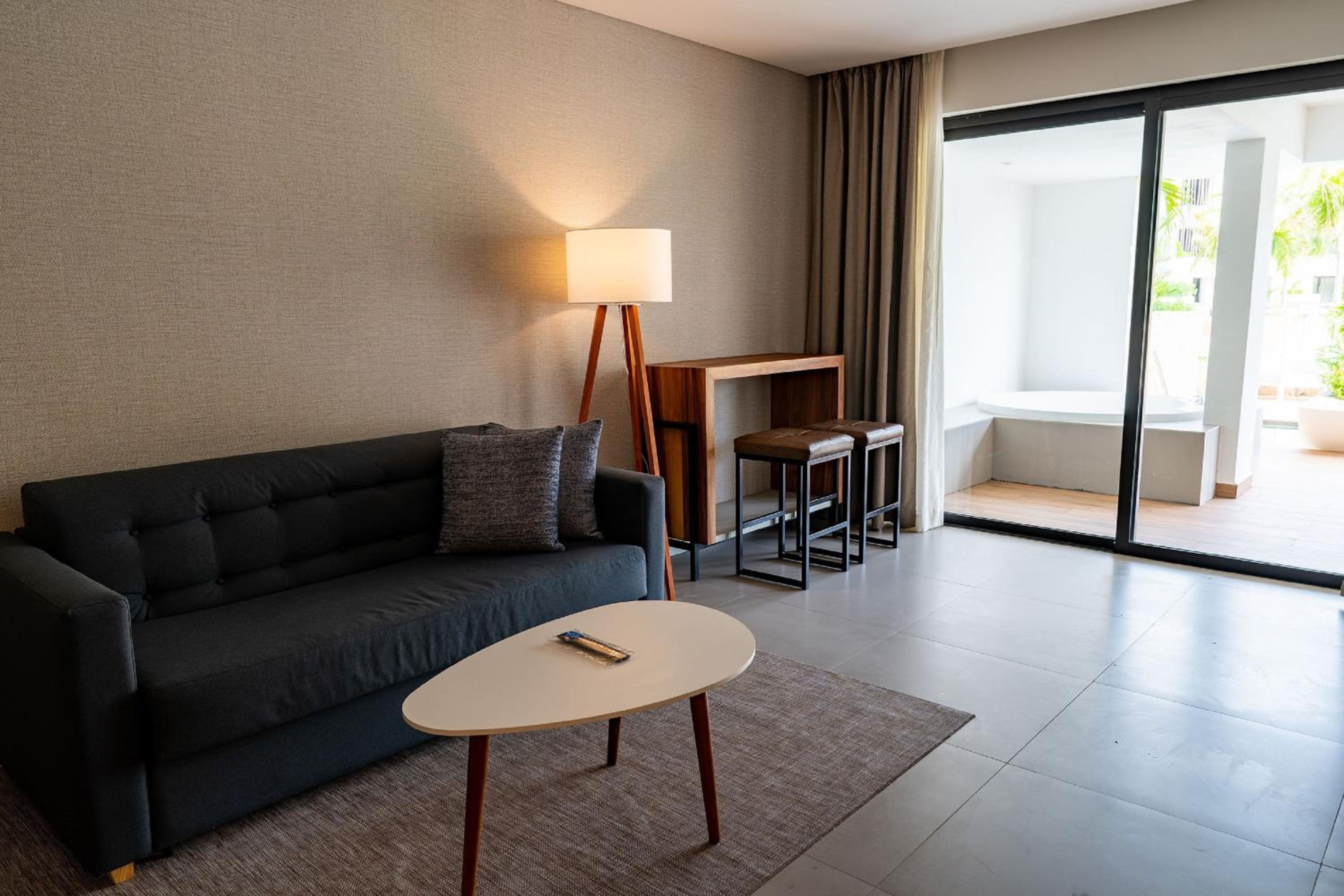Suite con Acceso Directo a la Piscina y Jacuzzi al Aire Libre - Wifi Gratuito