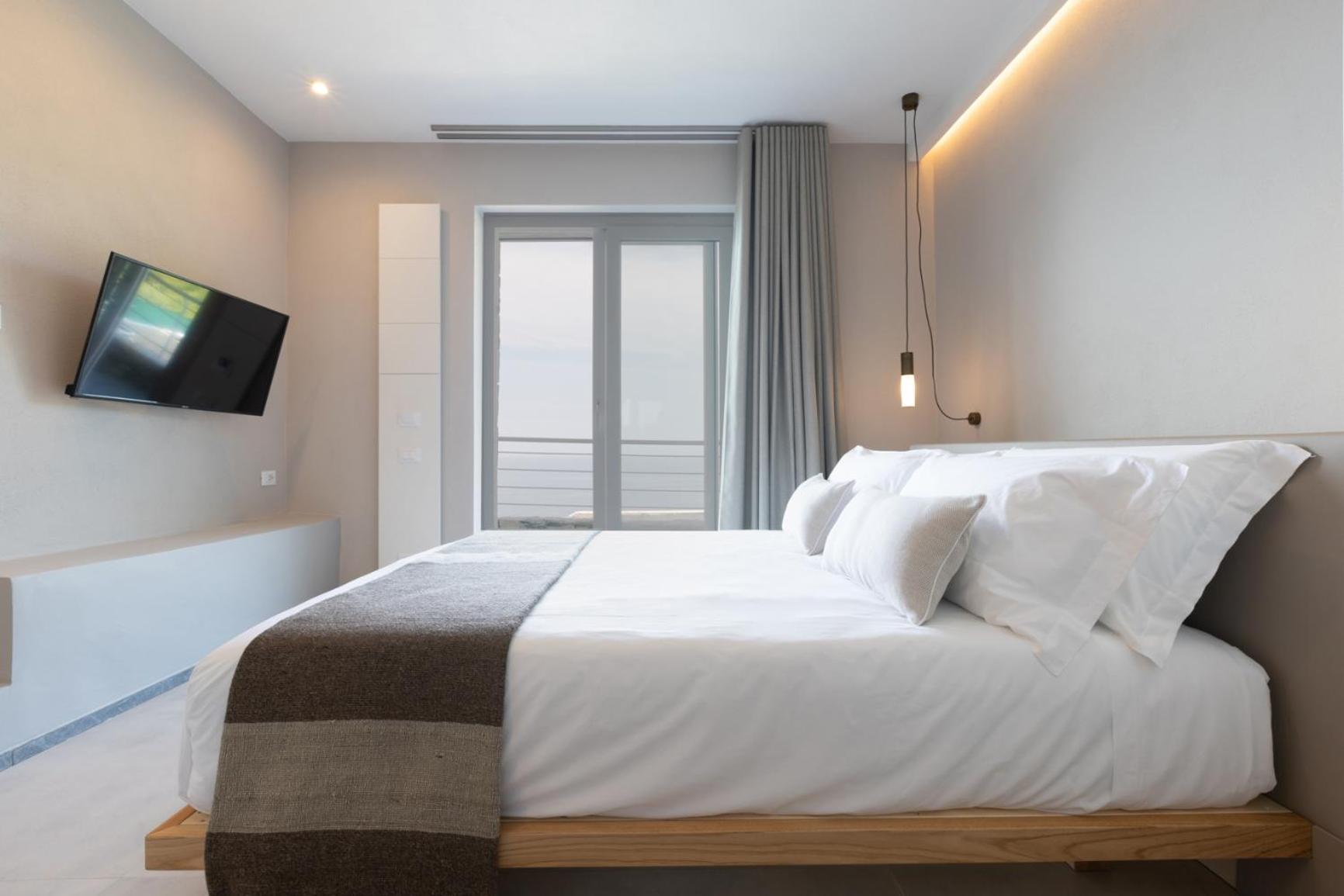 Deluxe Double Room with Sea View - Photo 6