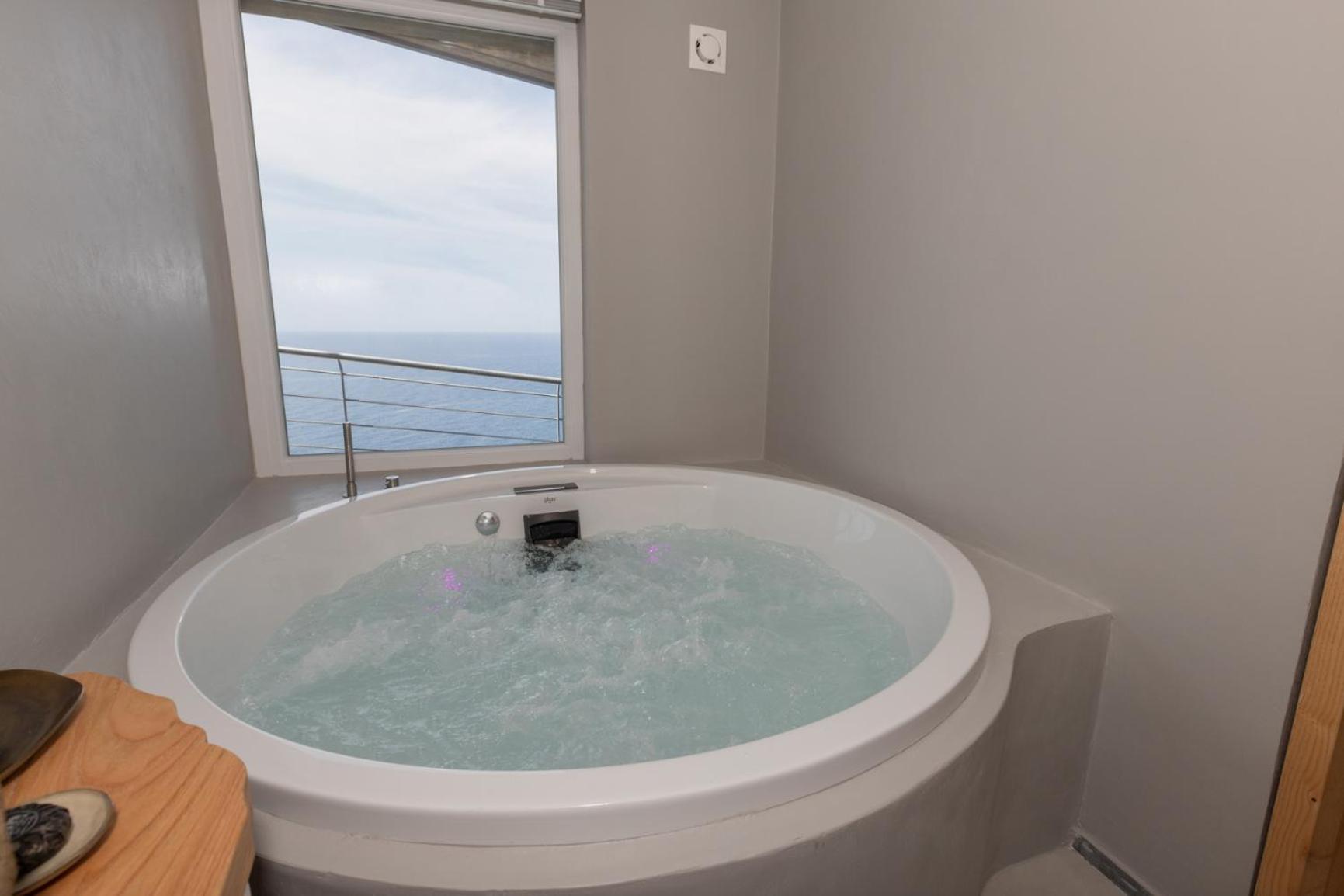 Deluxe Double Room with Sea View - Photo 10