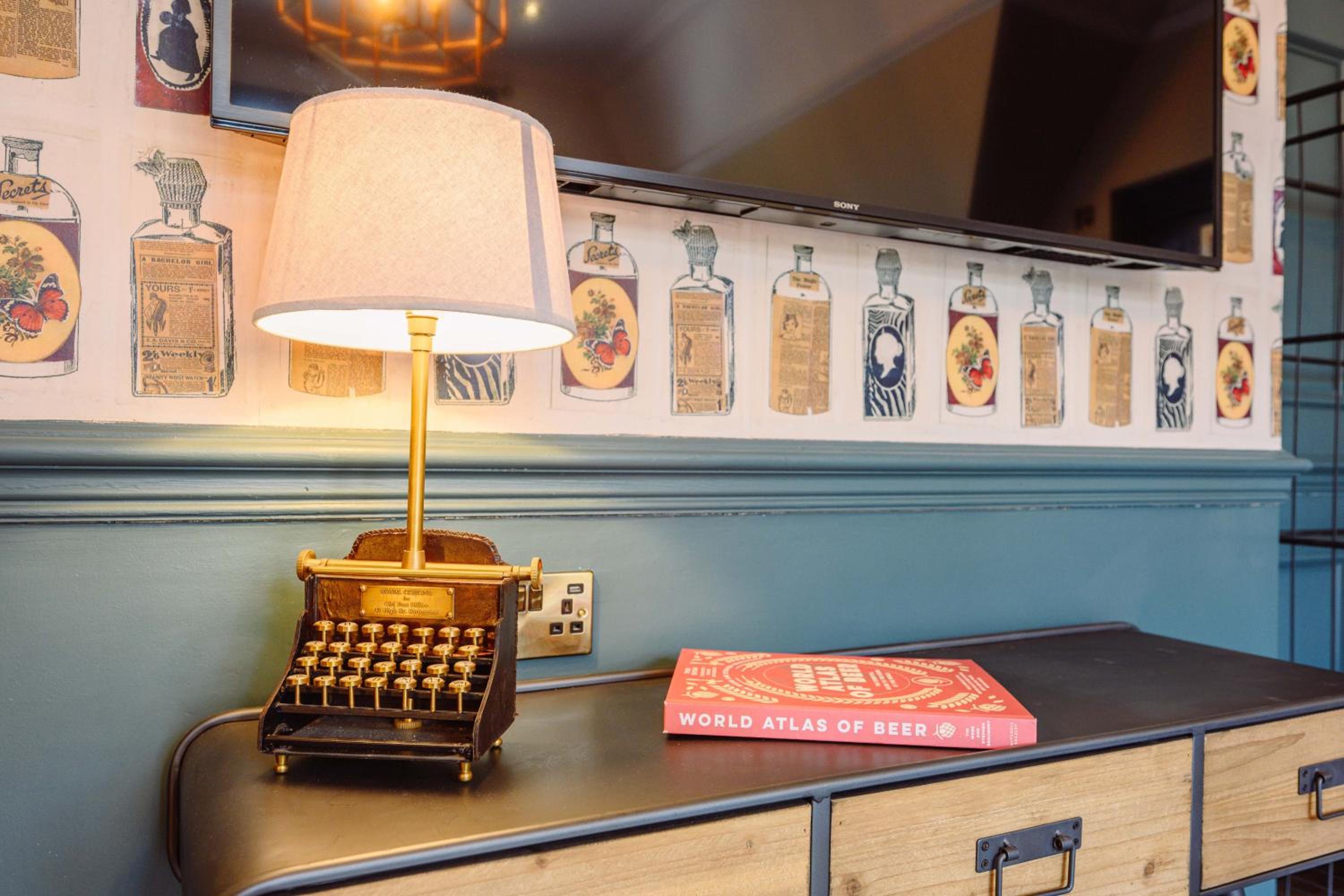 Superior King Room - Photo 8