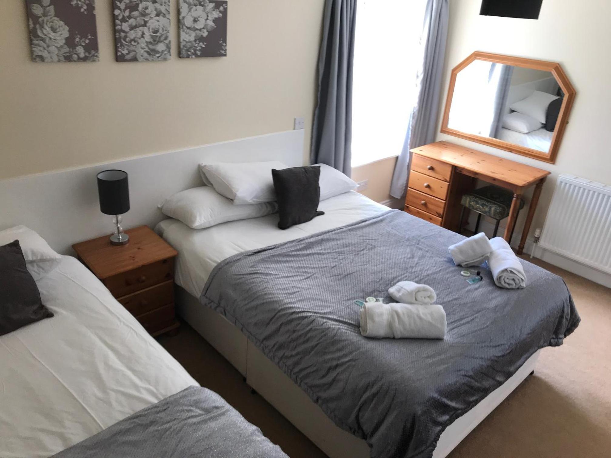 Double or Twin Room with Bathroom - Photo 4