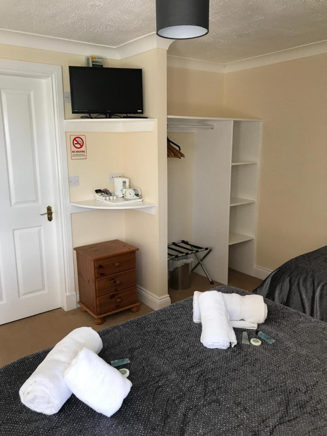 Double or Twin Room with Bathroom - Photo 3