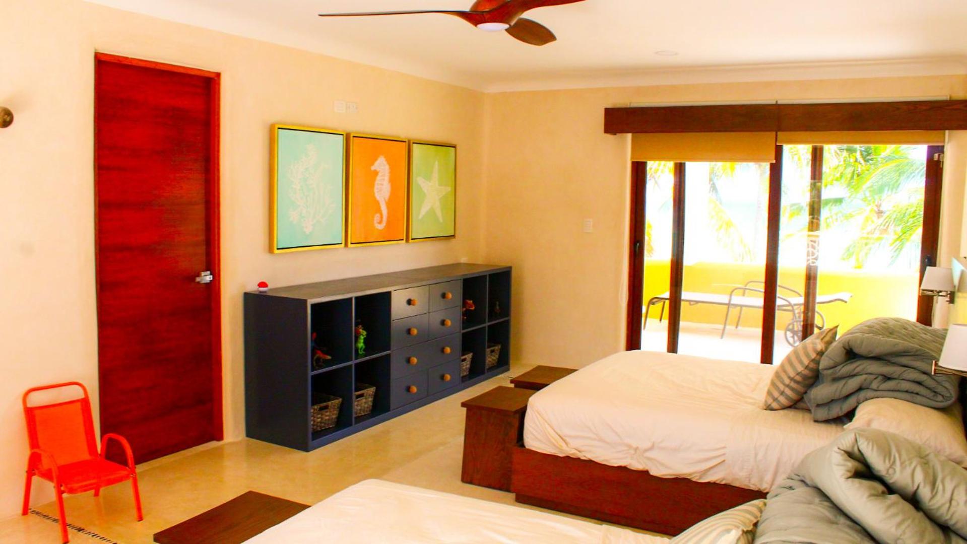 Five-Bedroom House photo 2