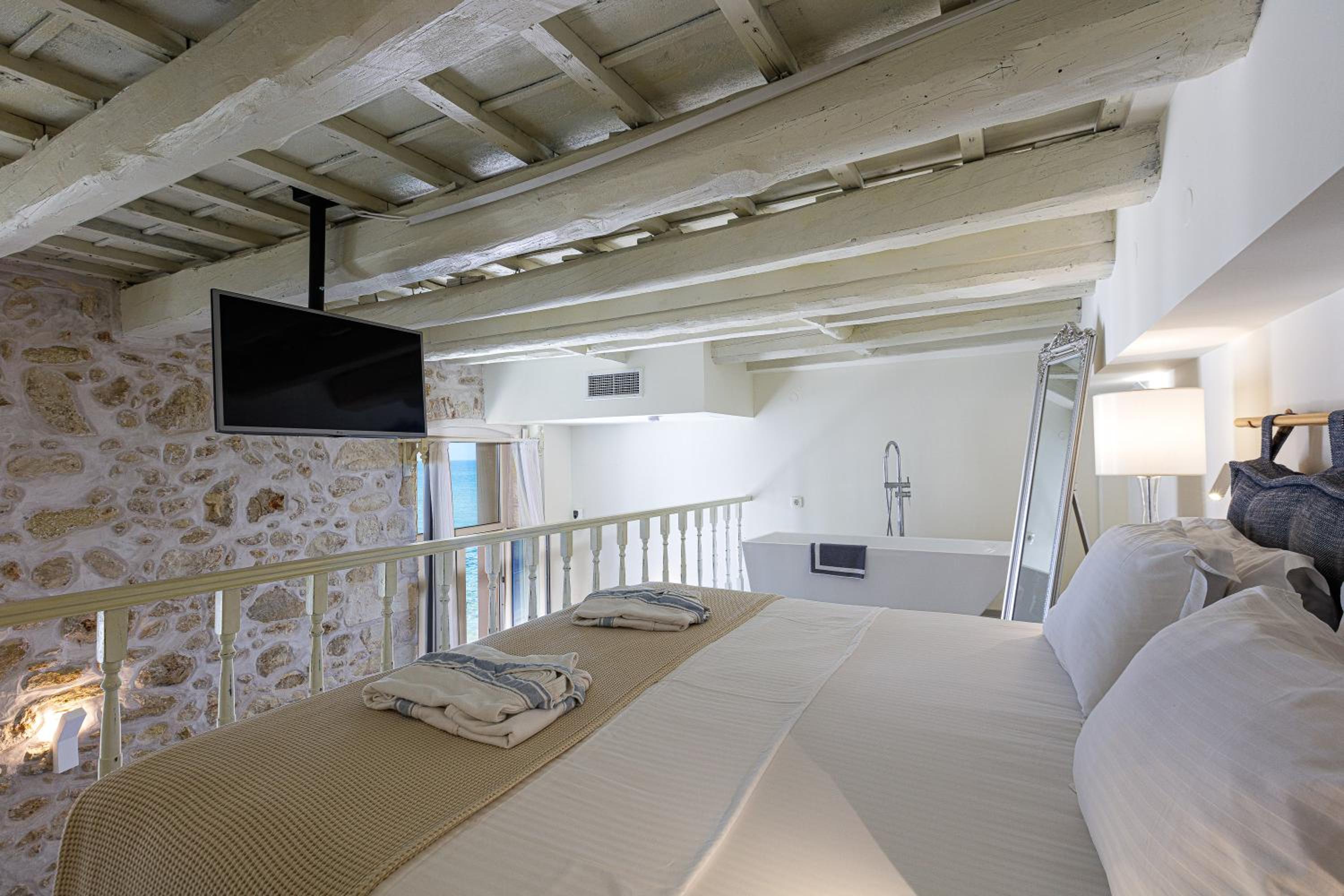 Suite with Side Sea View - Split Level