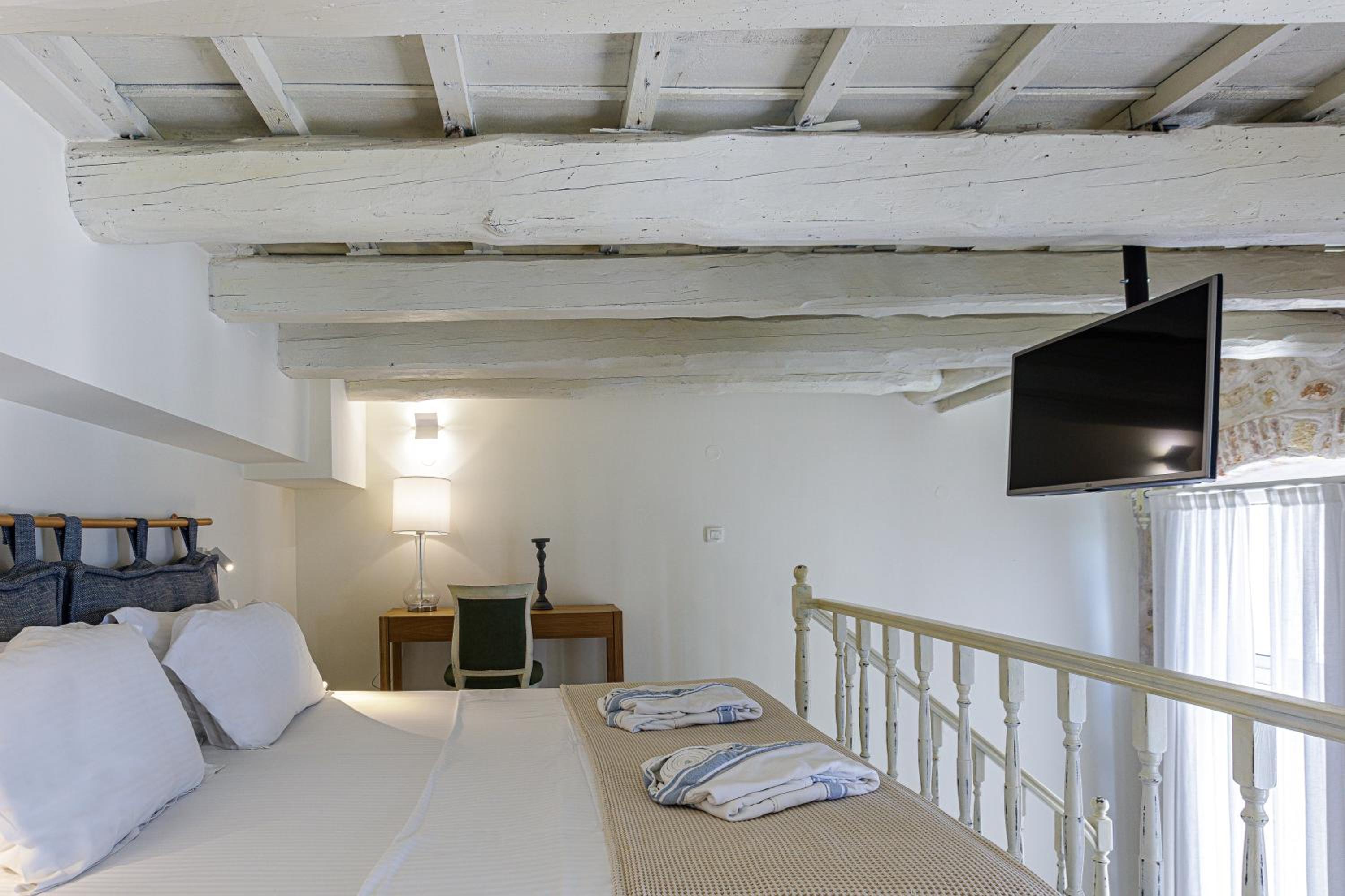 Suite with Pool View - Split Level