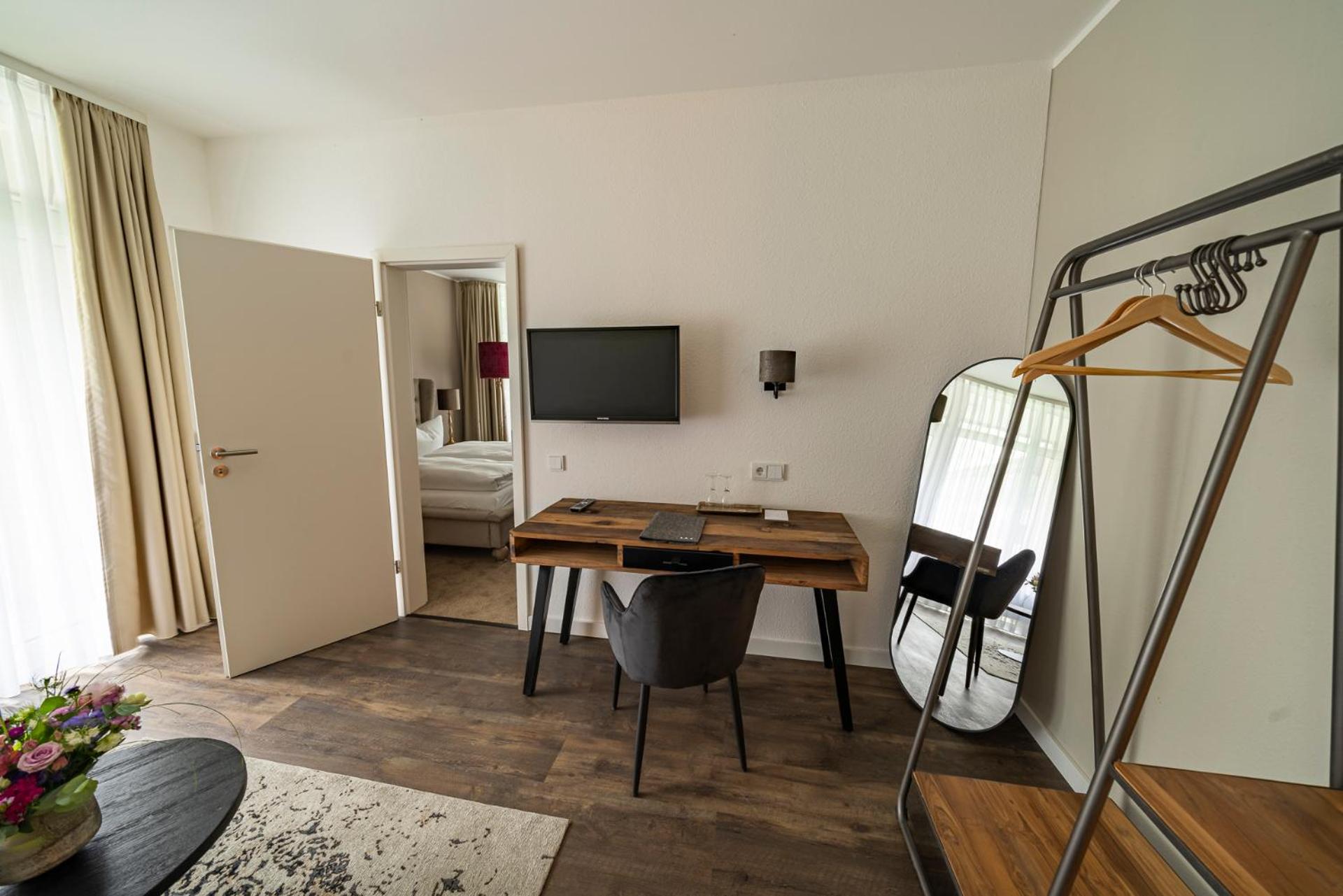 Junior Suite with Balcony - Photo 6