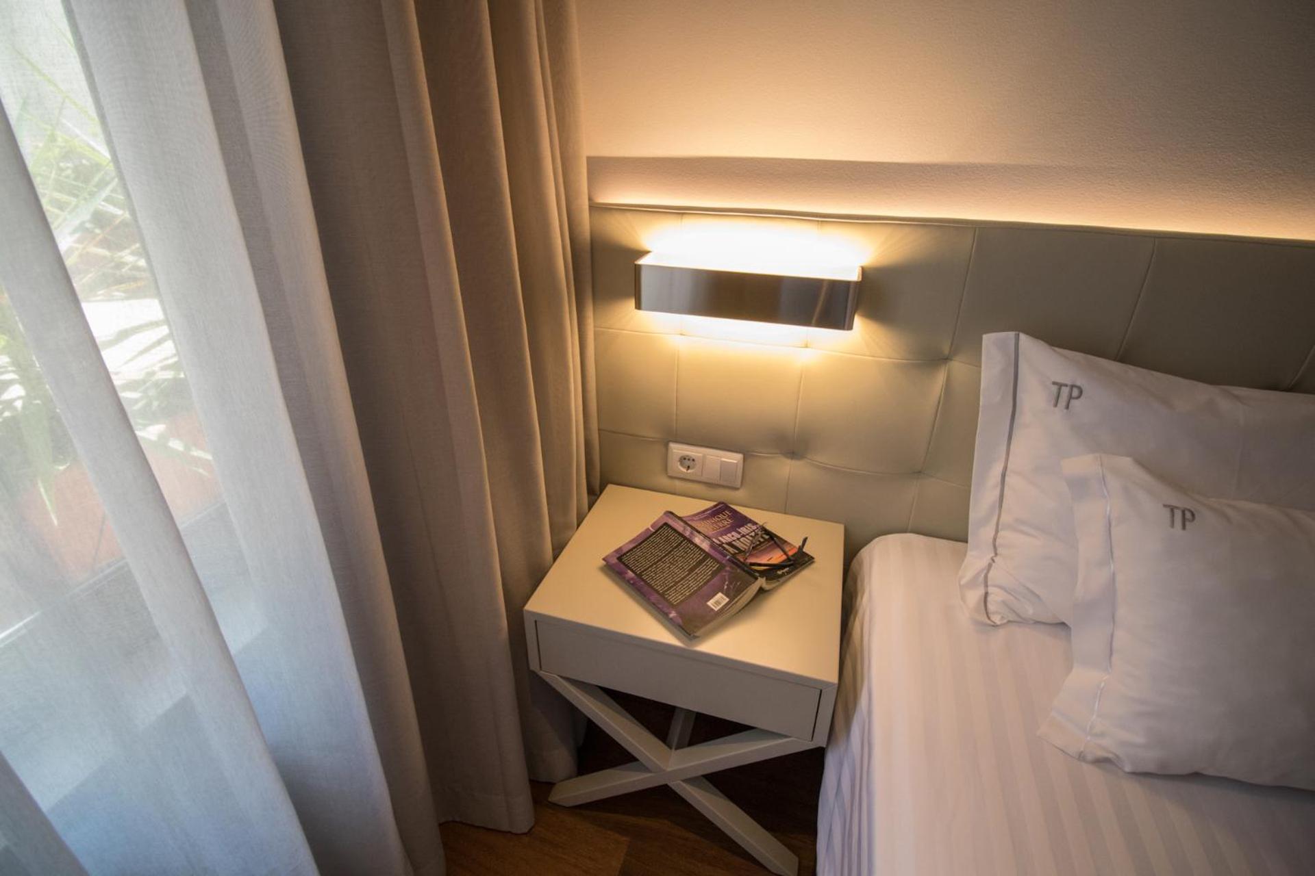 Double or Twin Room with Free Parking - Photo 6