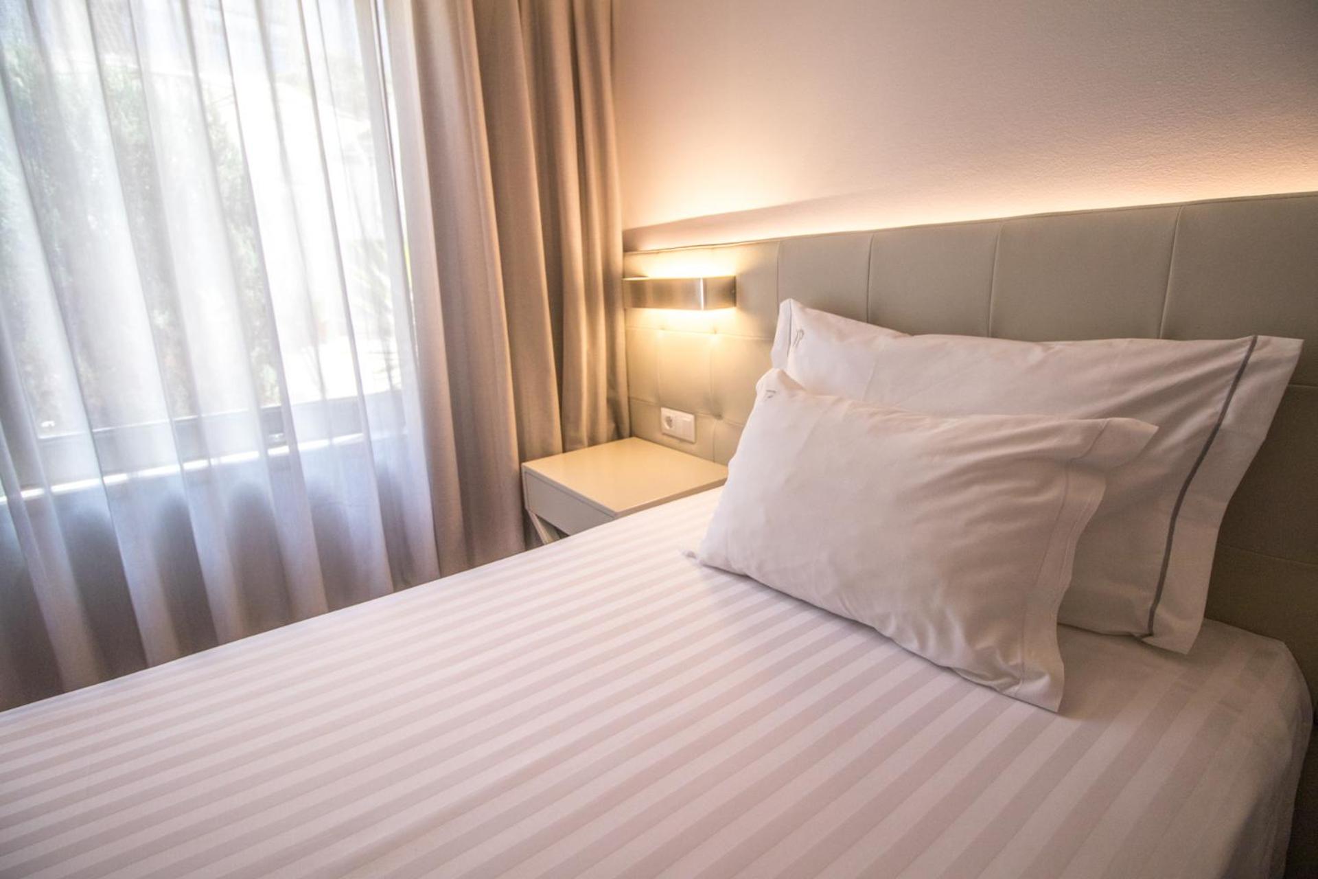 Double or Twin Room with Free Parking - Photo 7