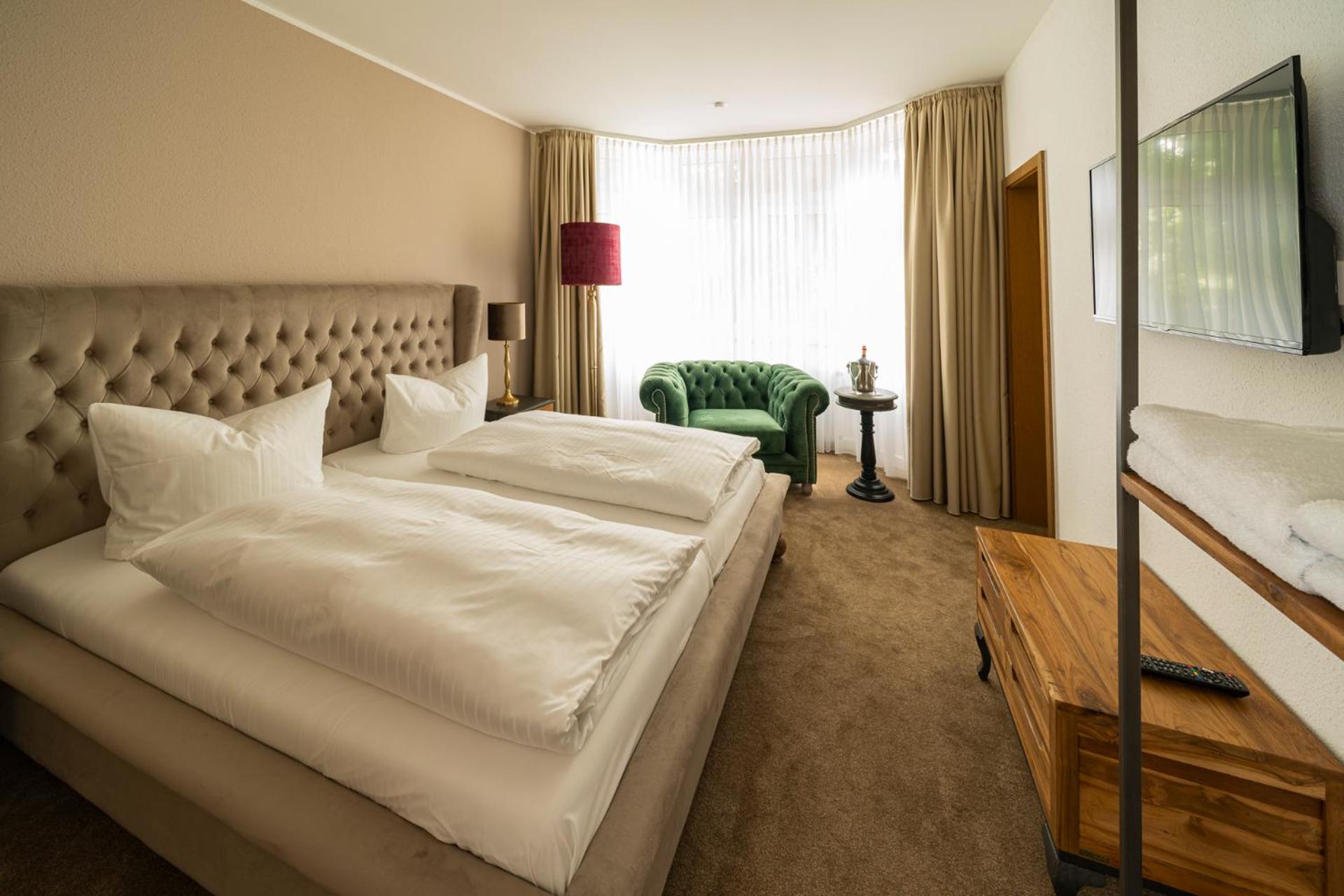 Junior Suite with Balcony - Photo 5