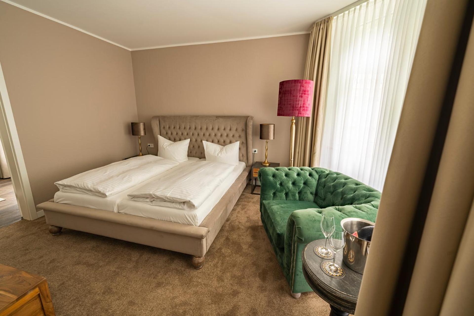 Junior Suite with Balcony - Photo 3